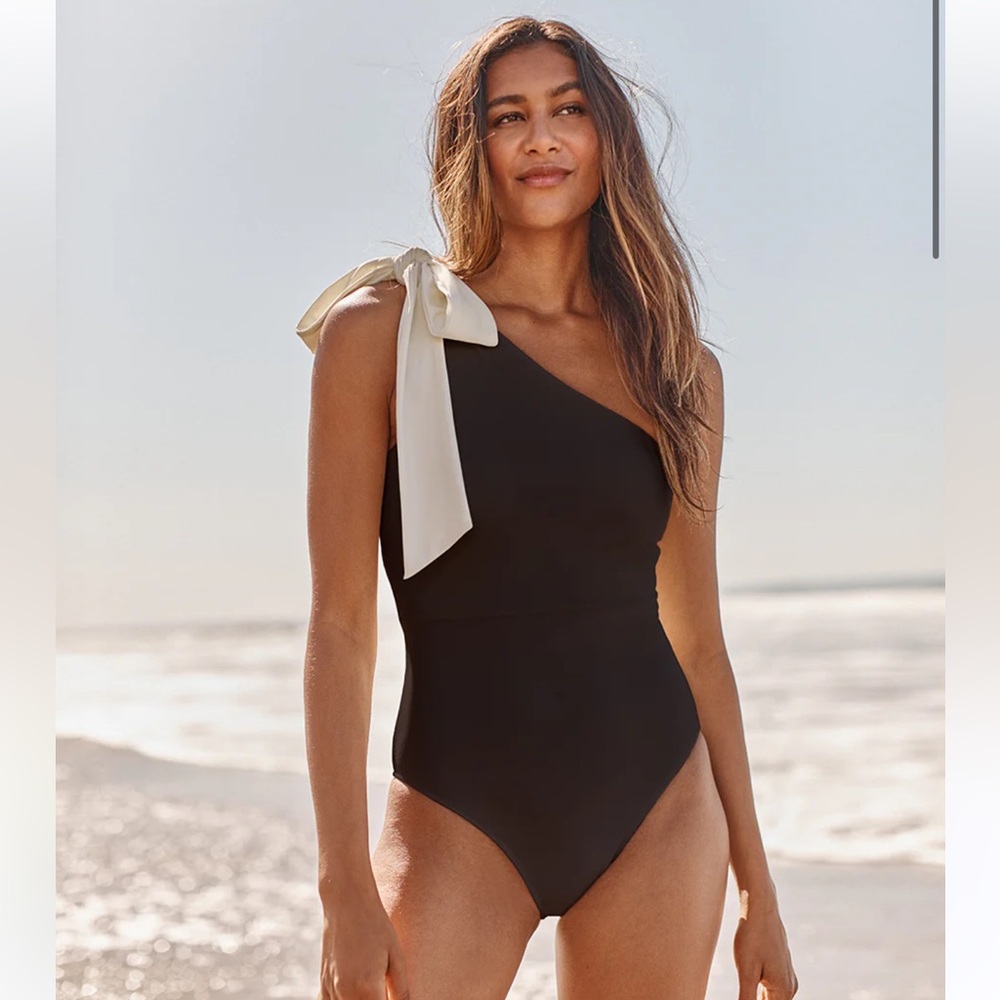 The Bow Shoulder Ruched Sidestroke